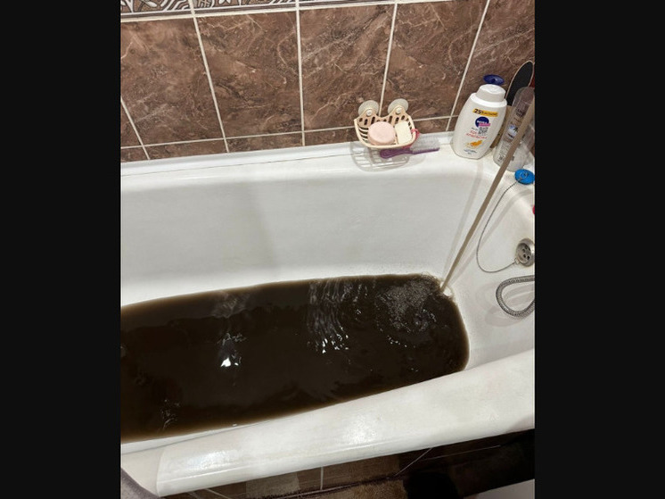 Беловчане пожаловались на едко черную воду из-под крана