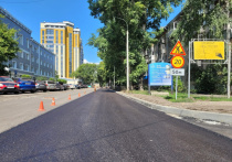 По итогу текущего дорожно-строительного сезона в краевой столице обновят 50 участков дорог, в том числе сельских и поселковых.