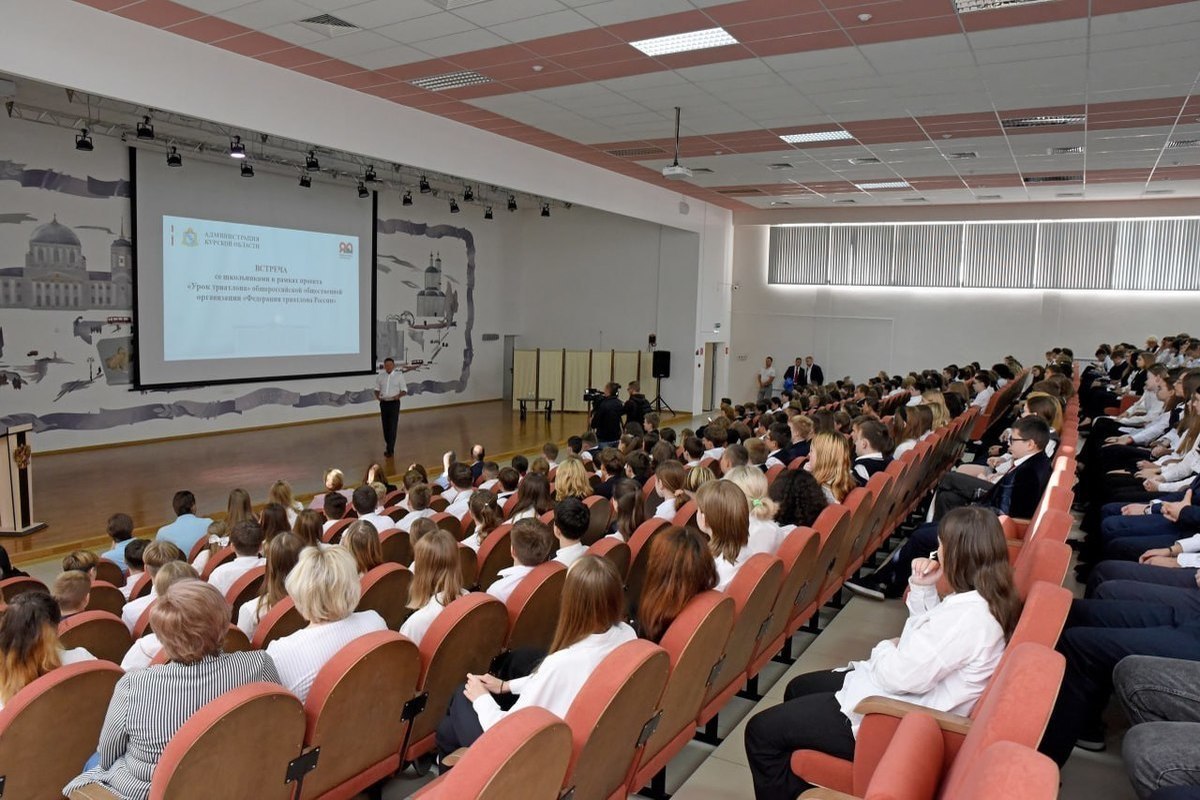 Губернатор Старовойт провел «Урок триатлона» в курской школе №60