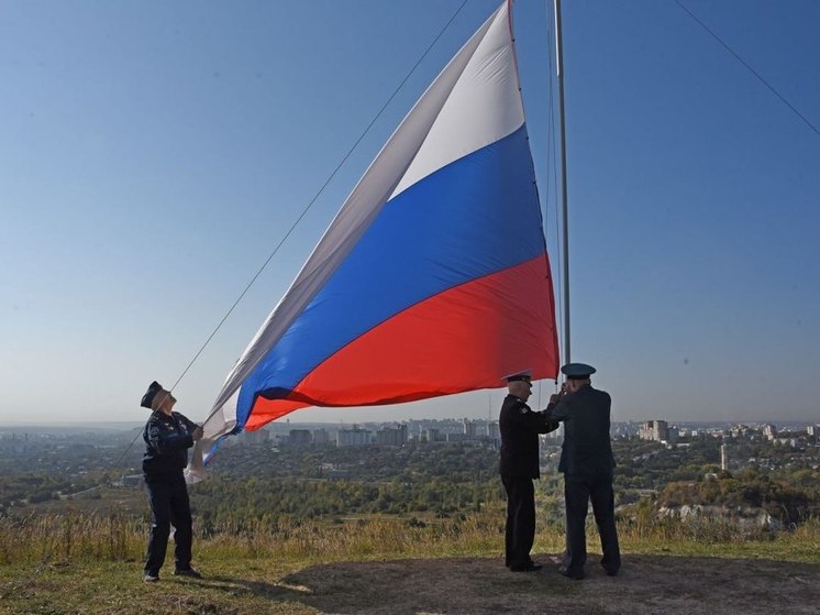 На Меловой горе в Белгороде в честь воссоединения Донбасса и Новороссии с Россией подняли флаг