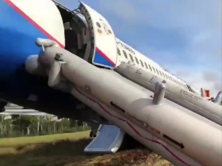 Самолет авиакомпании "Уральские авиалинии", который совершил аварийную посадку в пшеничном поле Новосибирской области 12 сентября, может подняться в воздух, сделав разгон по подмерзшей земле