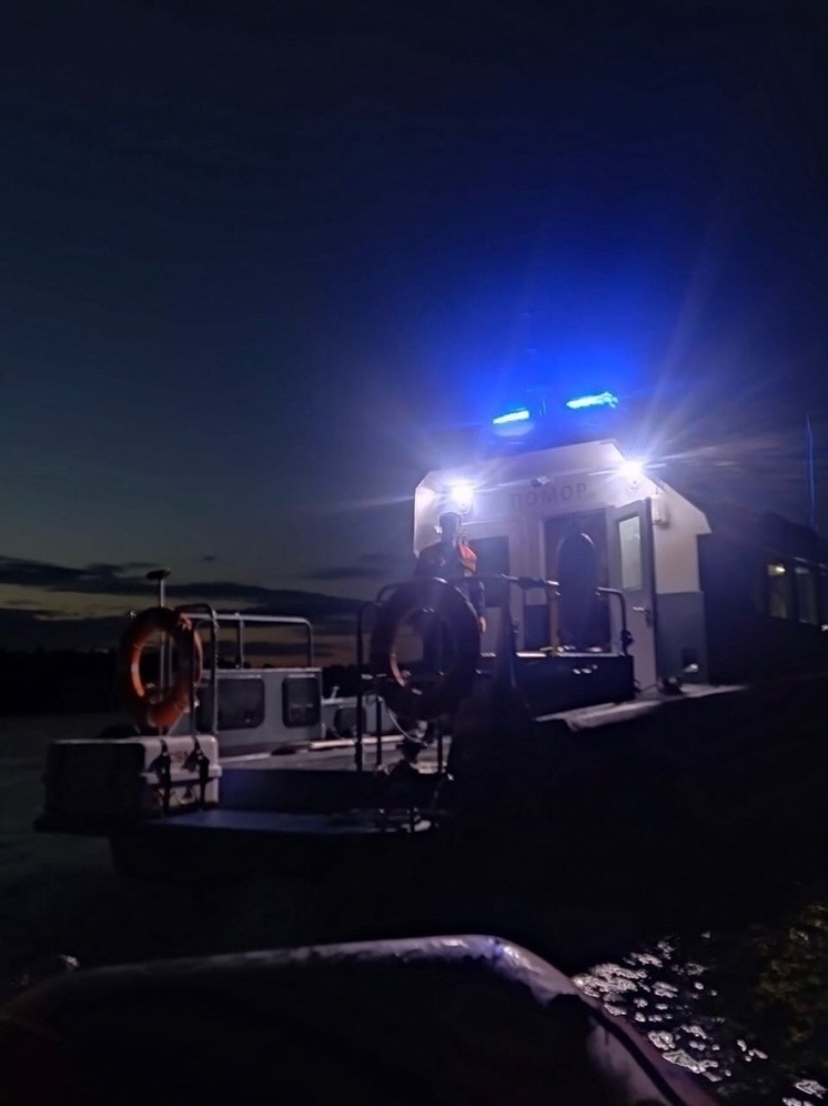 Спасатели помогли взять пробы воды в Лососинке, где обнаружили масляные пятна