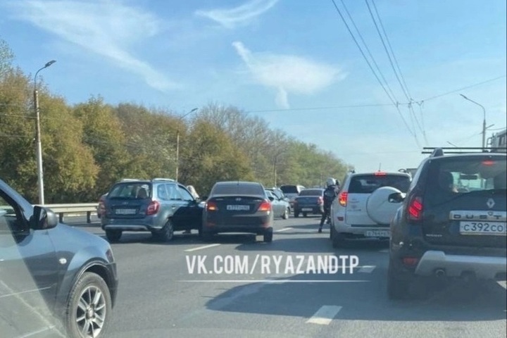 На Московском шоссе в Рязани столкнулись Hyundai и Lada