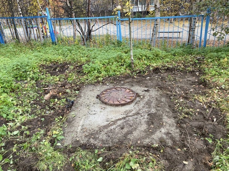 В Мурманске заделали яму на Кольском проспекте по просьбам местных жителей