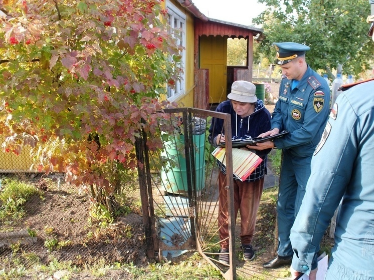 Сотрудники МЧС предупредили новгородцев о мерах безопасности накануне холодов