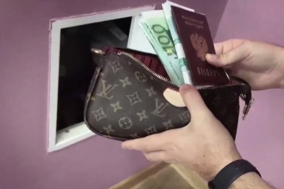Boris Rozhin showed a video from Zelensky’s wife’s apartment in Crimea: a Russian passport was found