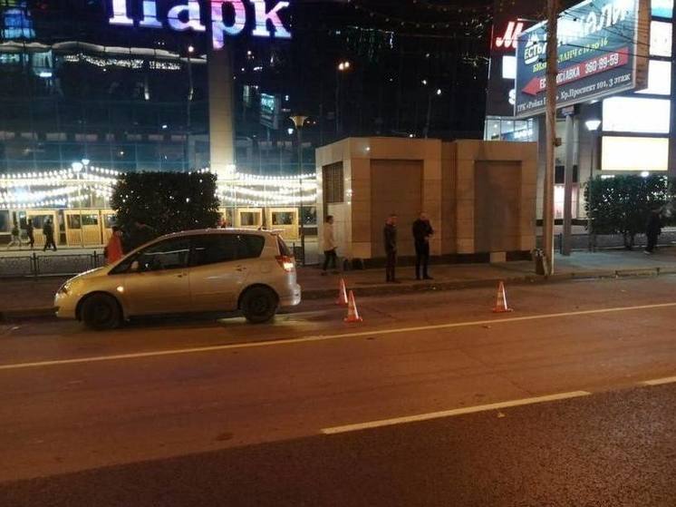 В Новосибирске «Тойота» сбила двух мальчиков у «Ройял Парка»