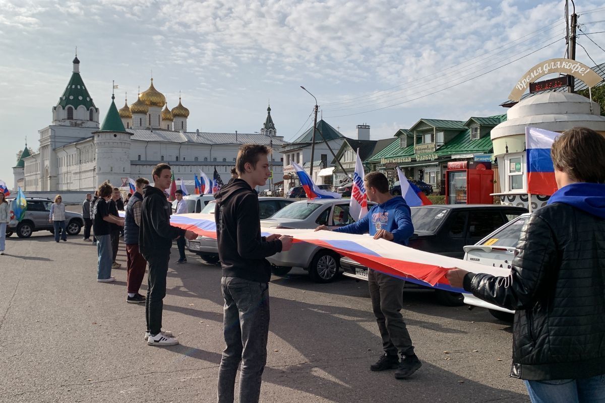 Региональное отделение «Молодой Гвардии Единой России» организовало автопробег с участием молодогвардейцев и студентов Костромского автотранспортного колледжа