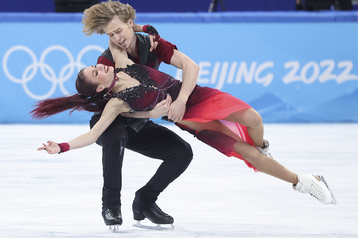 Figure skaters Davis and Smolkin won silver at competitions in Europe