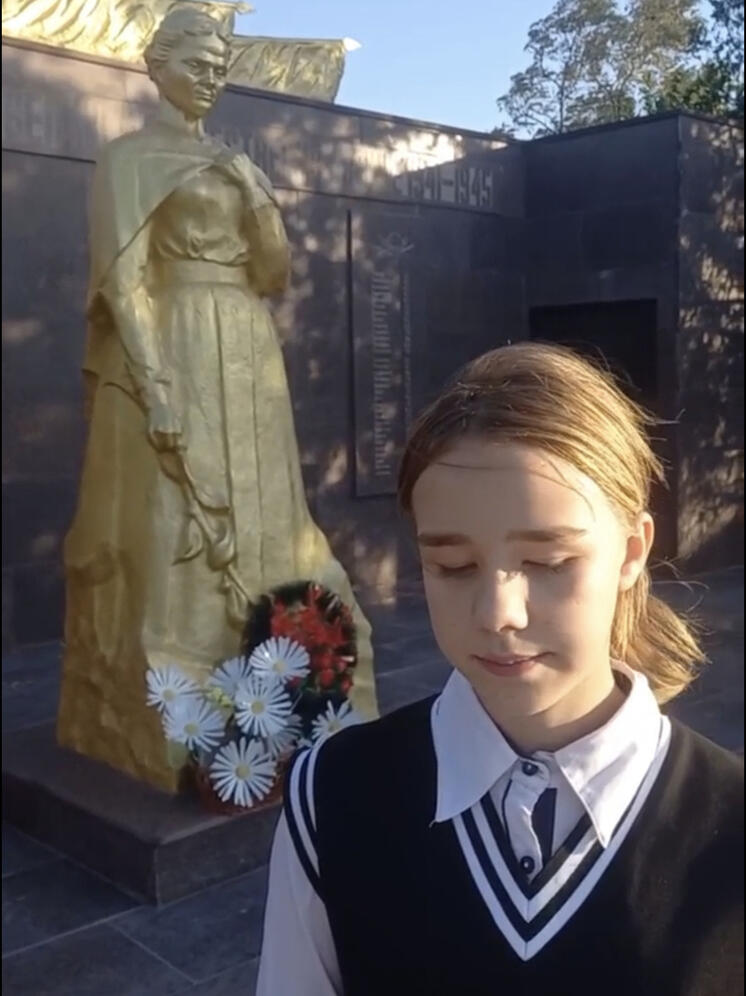 Школьники из подшефного Мангуша поздравляют смолян с Днем воссоединения