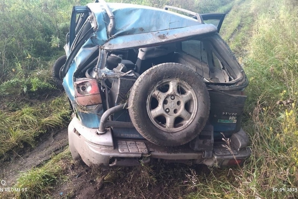 Один человек погиб при опрокидывании автомобиля Mitsubishi на трассе в Омской области