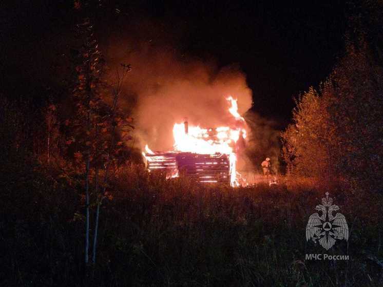 В Маловишерском районе ночью полыхала баня