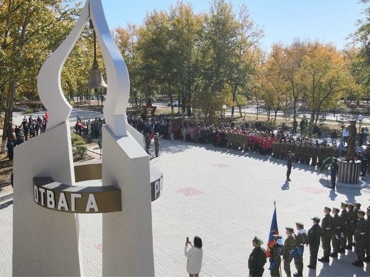 Стелу с колоколом в честь героев СВО открыли в Краснокаменске