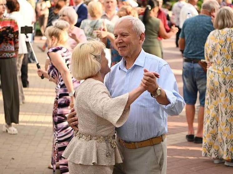 Мэр Валентин Демидов поздравил жителей Белгорода почтенного возраста с праздником