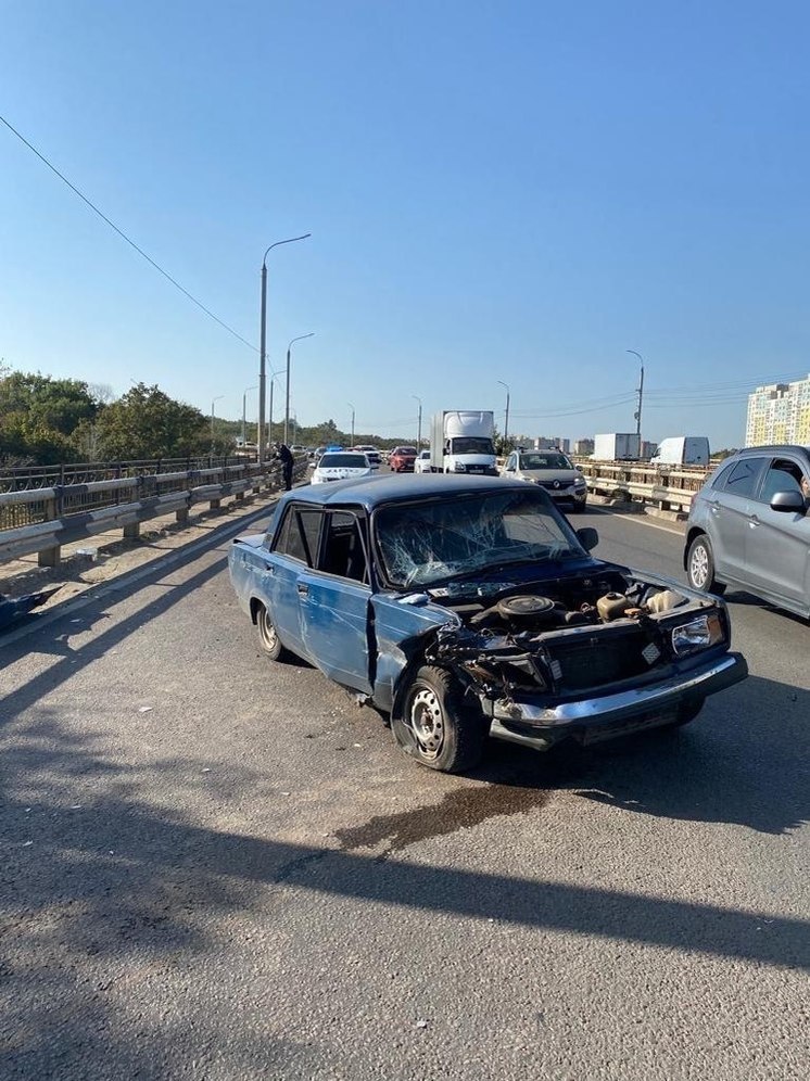 В Воронеже парень и девушка попали в больницу после столкновения "семерки" с ограждением