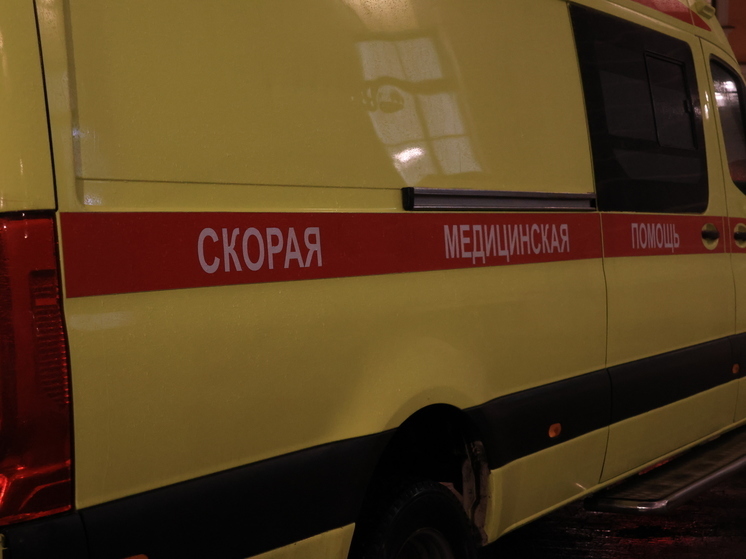 В Великом Новгороде водитель наехал на мужчину, который лежал около дороги