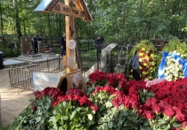 Около полудня 1 октября на петербургское Пороховское кладбище приехала мать Евгения Пригожина