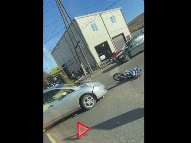 Два подростка на мотоцикле пострадали в ДТП с Nissan Leaf в Чите