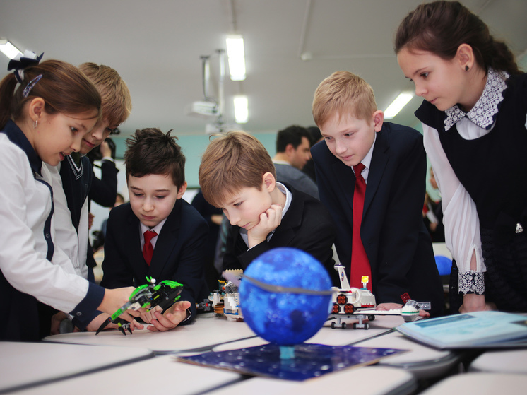 В самой большой школе Подмосковья не хватает учебников