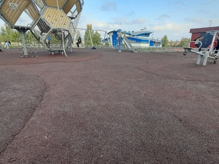 Жители Петрозаводска назвали новое покрытие детской площадки «беги и спотыкайся»