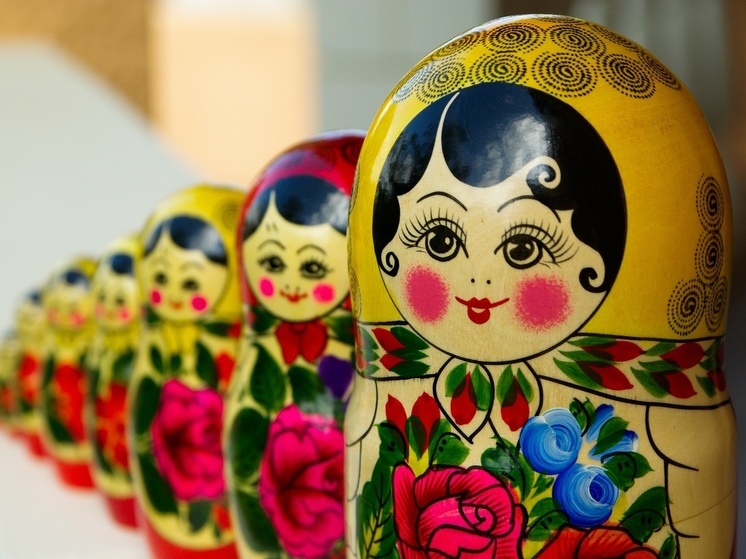 В Петербурге откроется выставка «Матрешки, чай, очки и жесть» с 3 октября