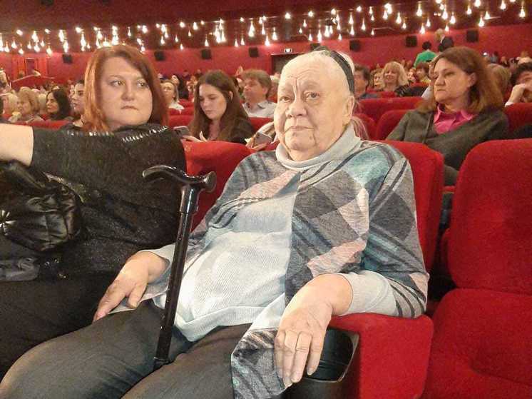 Актриса посетила красную дорожку в День пожилых людей, несмотря на проблемы со здоровьем