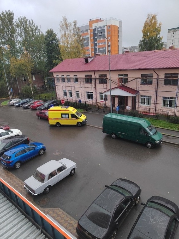 Человек упал с крыши в Петрозаводске