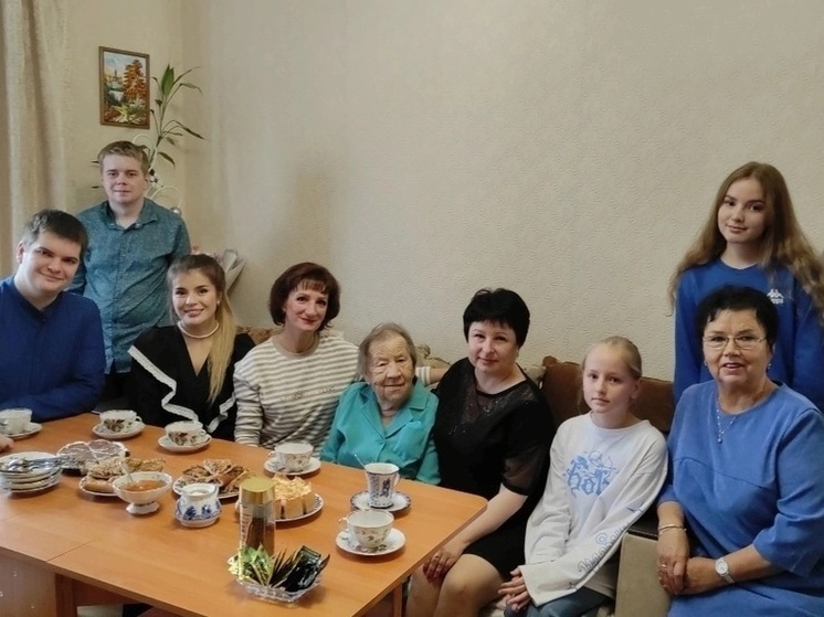 В Северодвинске устроили мини-концерт для столетнего юбиляра