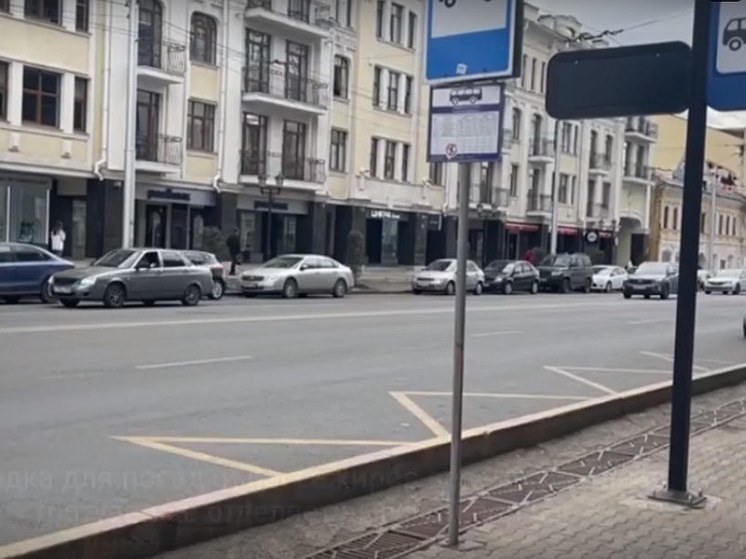 Жители Уфы пожаловались на высокие бордюры на остановке