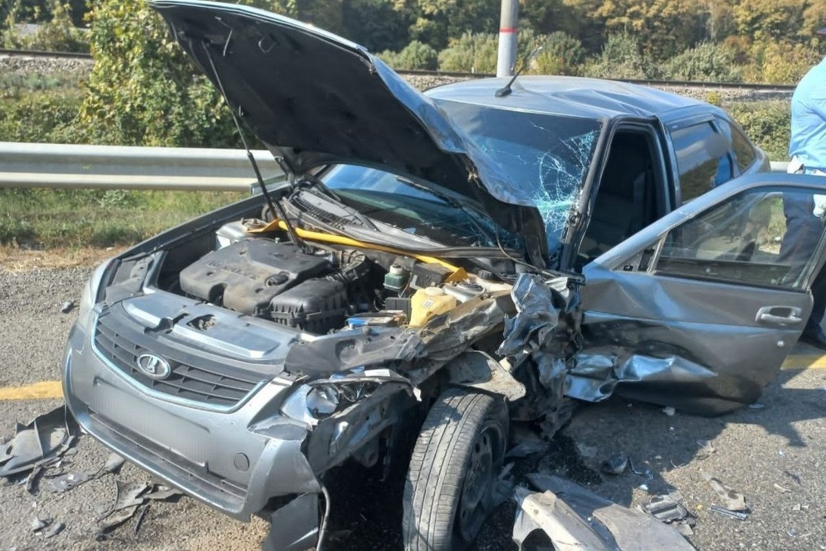 На трассе в М-4 «Дон» при столкновении 2 легковушек пострадал водитель