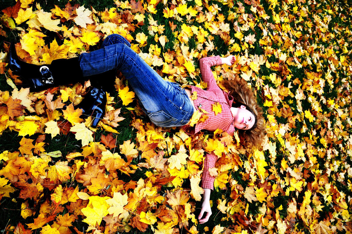 Фотосессии в осенней листве: чем они вредны для здоровья? Рассказывает эксперт