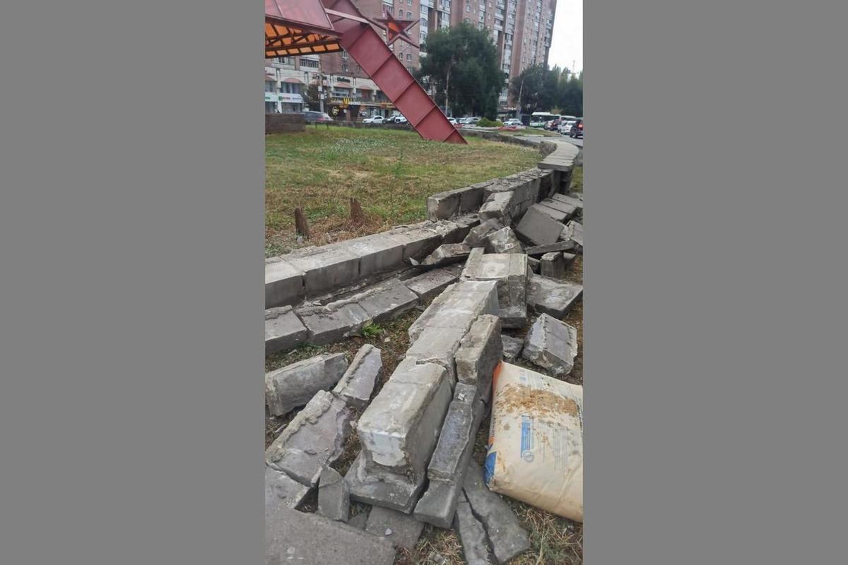 В Воронеже появились фото разрушенной ограды около Пирамиды у Памятника Славы