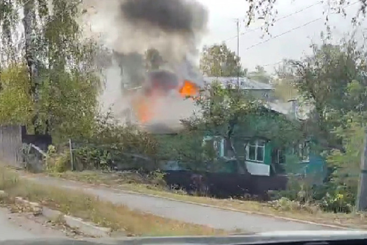 Утром 2 октября в Рыбном Рязанской области загорелся дом