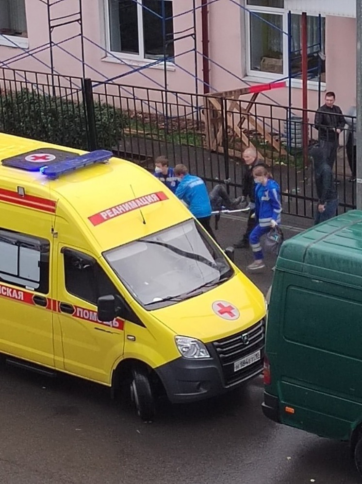 Стало известно состояние рабочего, сорвавшегося с крыши в Петрозаводске