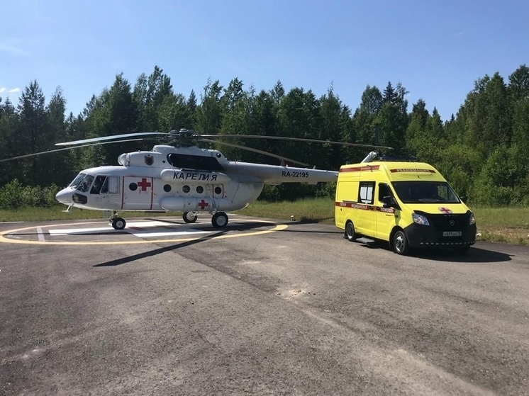 Пострадавшего в ДТП с трактором водителя доставили в Петрозаводск на вертолете