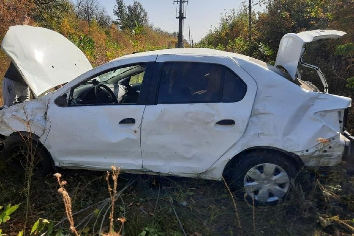 Три человека попали в больницу после опрокидывания иномарки под Воронежем