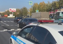 Днем 2 октября на улице Малахова в районе дома №156 водитель при буксировке автомобиля сбил двух пешеходов