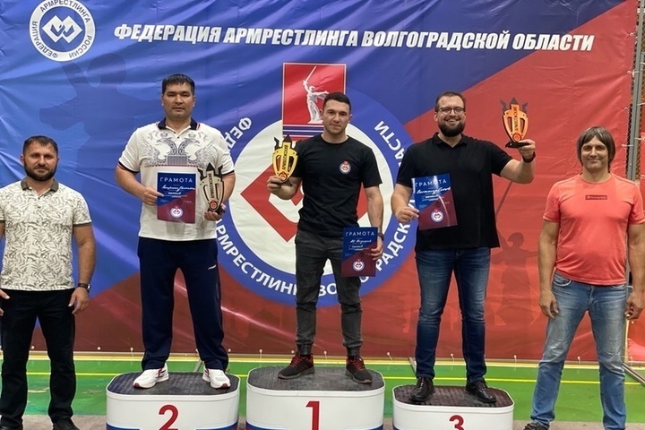 Рукоборцы из Калмыкии выиграли семь золотых наград турнира в Волжском