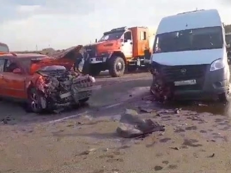 Под Тамбовом пассажирская «Газель» столкнулась с легковушкой