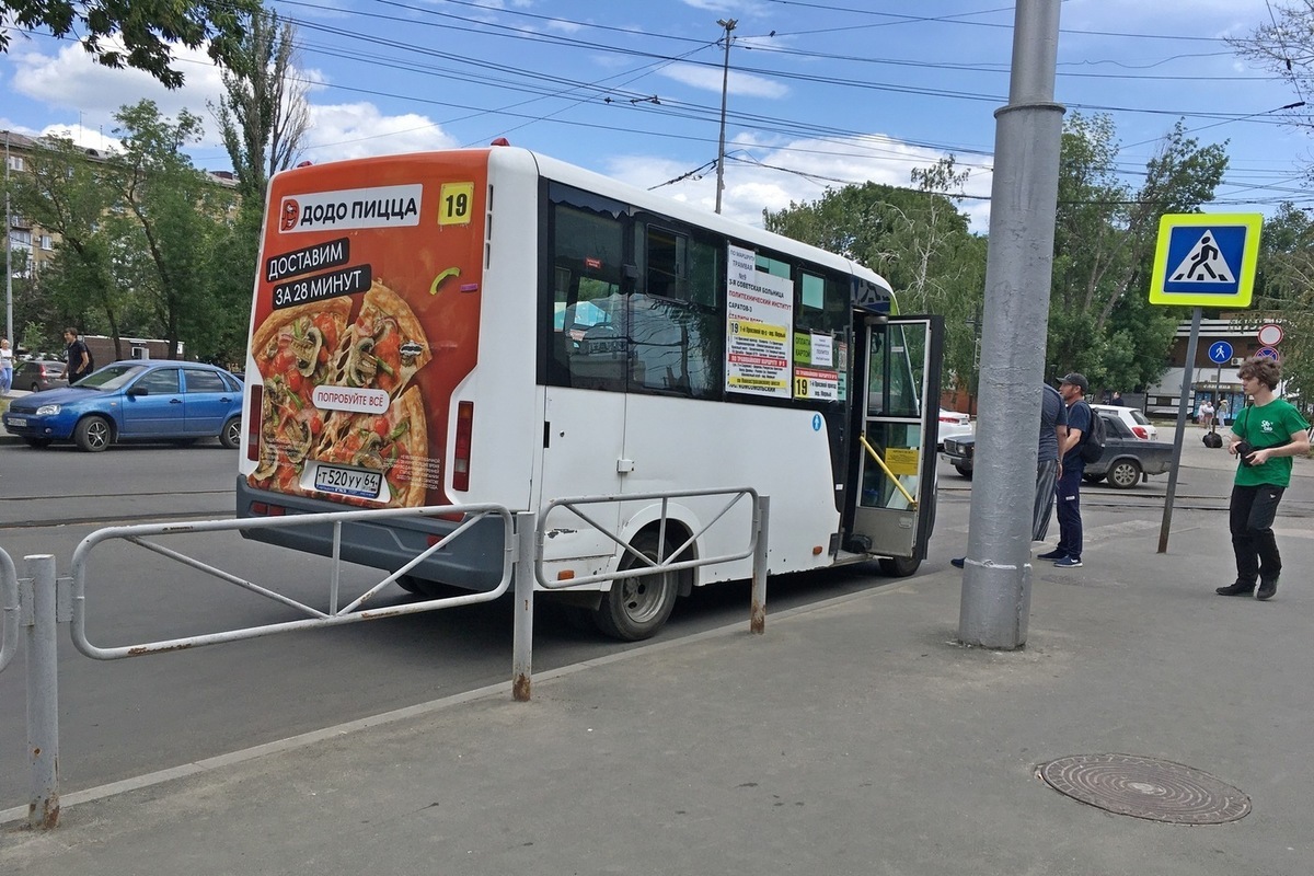 Проехавший в автобусе как обычный пассажир саратовский чиновник остался  недоволен переполненностью - МК Саратов