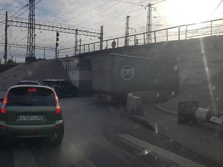 В Пензе грузовик заблокировал проезд у Бакунинского моста