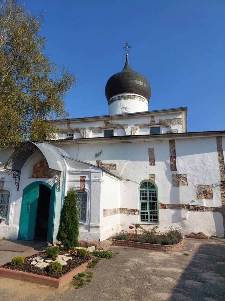 Шурфы на церкви Михаила Архангела в Пскове закрывают временной штукатуркой