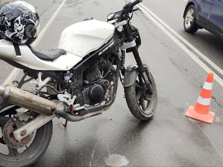 Мотоциклист врезался в стоящие автомобили в Вологде