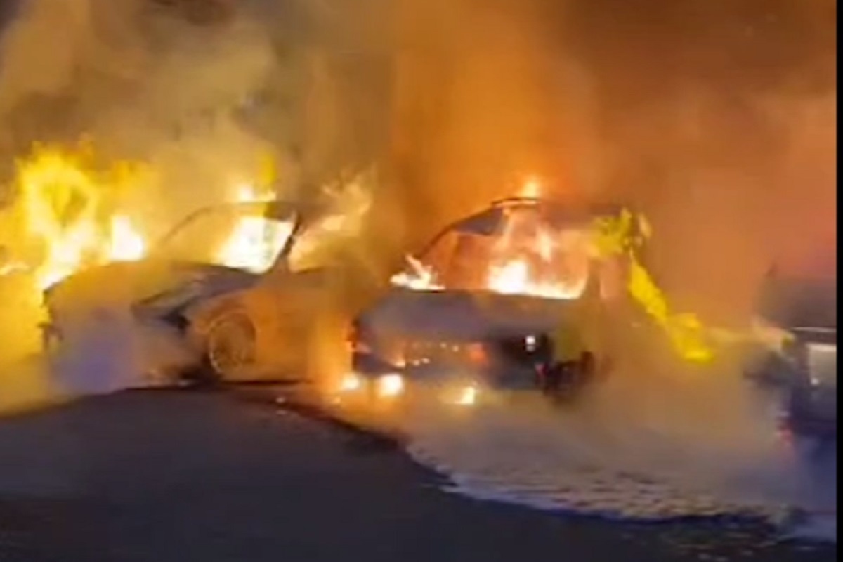 В Грозном рядом со станцией техобслуживания загорелись 4 легковых автомобиля