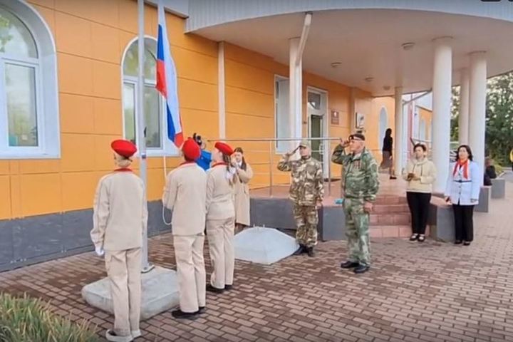 Флаг России из зоны СВО передали в школу №27 города Орла