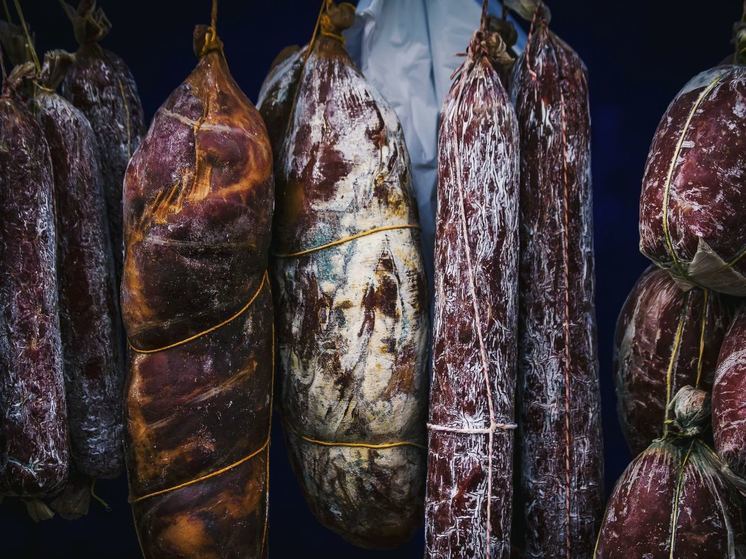 В российской халяльной колбасе нашли свинину