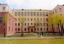 В городе Верхняя Салда в Свердловской области в школе распылили газовый баллон, в результате инцидента пострадали девять человек