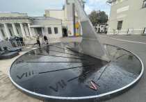 Инсталляция нижегородского художника в форме самых больших в России солнечных часов покрыта «живой тьмой»


