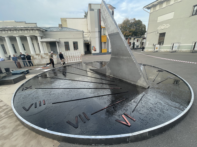 Инсталляция нижегородского художника в форме самых больших в России солнечных часов покрыта «живой тьмой»