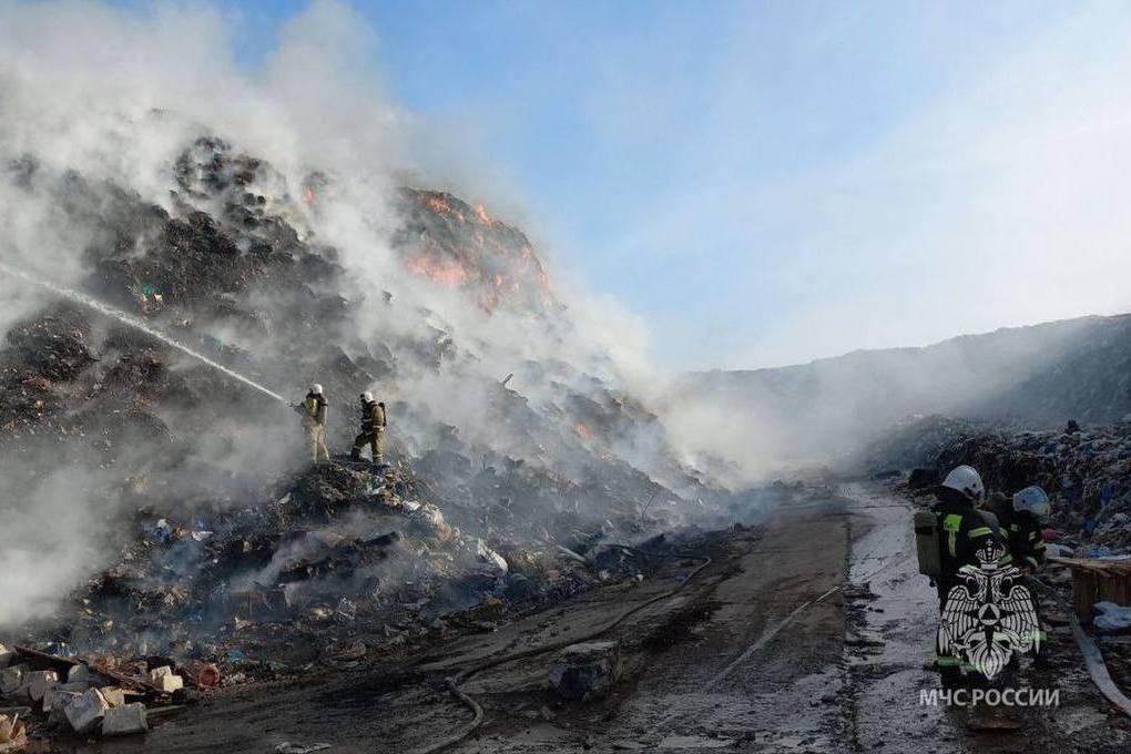 Официально закрытый мусорный полигон загорелся в Калининградской области